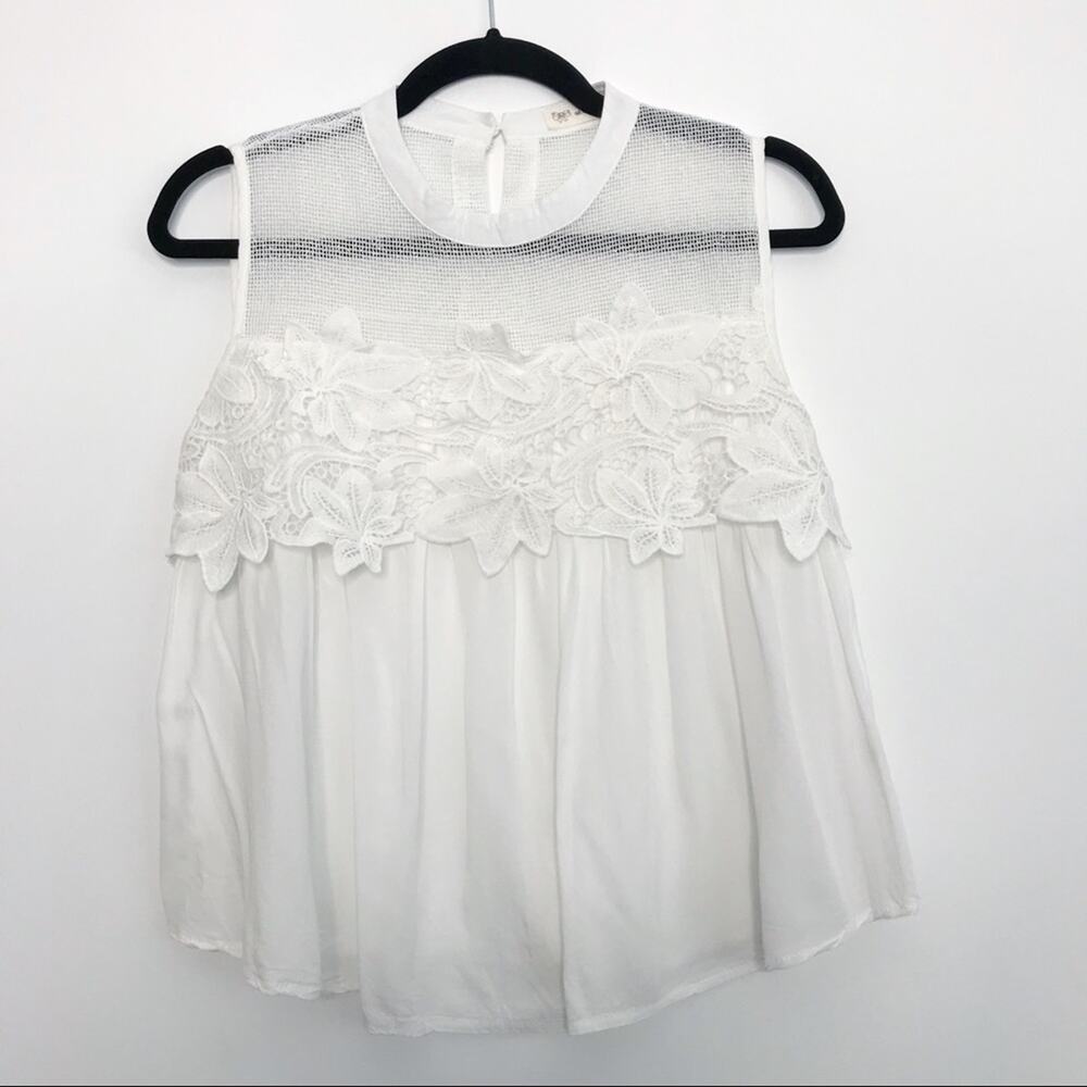 Boutique Small S Floral Applique Flowy Mesh Yoke Sleeveless Top White Keyhole